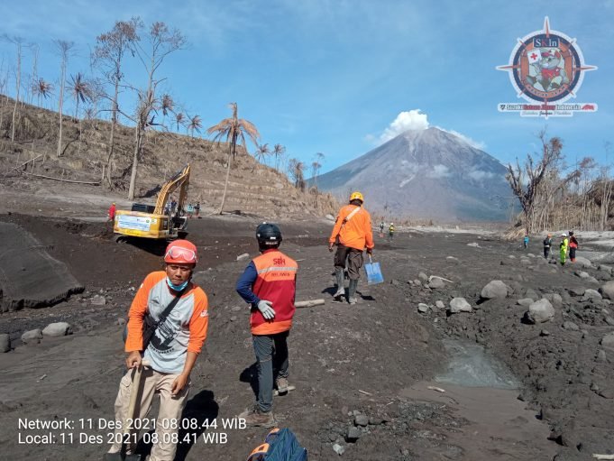 Skin Rescue Melaksanakan kegiatan SAR di lokasi Bencana Erupsi Gunung Semeru